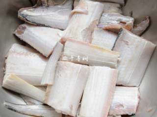 4、红烧带鱼最经典最家常的做法 可当热菜也可是冷盘 味道都一样好,洗干净的带鱼把手稍挤一下水分，剪成六七厘米的带鱼段。