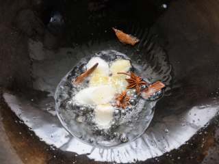 9、红烧带鱼最经典最家常的做法 可当热菜也可是冷盘 味道都一样好,锅内留底油，葱姜蒜爆香，八角和桂皮炸出香味儿。