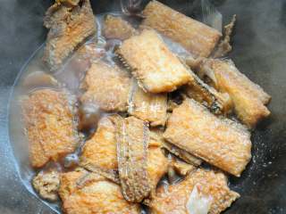 11、红烧带鱼最经典最家常的做法 可当热菜也可是冷盘 味道都一样好,加入热水稍微淹住带鱼，调入蚝油、生抽、老抽、糖和适量盐。大火烧开后转中小火烧上10分钟入味，最后再转大火收汁上色就可以装盘了。收汁之后颜色会变浓，所以收汁之前颜色不要调的太重。