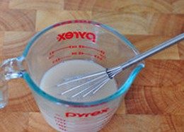 1、培根土豆披萨,披萨饼皮的制作：用温水融化酵母粉，搅拌均匀，鸡蛋打散备用