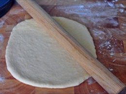 8、培根土豆披萨,剩下的一份面团，在案上擀成圆饼状