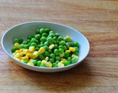 12、培根土豆披萨,玉米粒和豌豆粒入刚才的废水中汆烫至熟