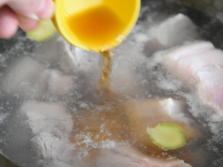 1、倒一瓶可乐进去，就能做一碗绝世红烧肉,五花肉洗净后，放入锅中，倒入2片生姜、15g料酒