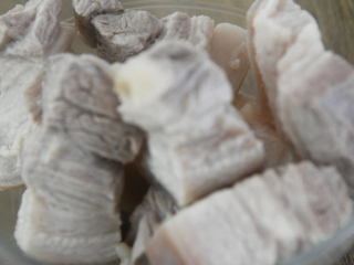 2、倒一瓶可乐进去，就能做一碗绝世红烧肉,汆熟，沥干，倒入碗中备用