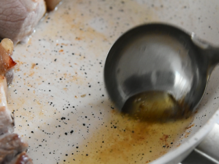 5、倒一瓶可乐进去，就能做一碗绝世红烧肉,把五花肉推至一边，将多余的油控出