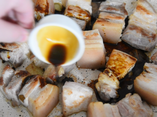 6、倒一瓶可乐进去，就能做一碗绝世红烧肉,倒入20g生抽、1.5g盐，翻炒至上色