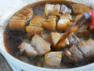 7、倒一瓶可乐进去，就能做一碗绝世红烧肉,再倒入一瓶可乐，没过五花肉