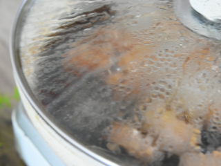 8、倒一瓶可乐进去，就能做一碗绝世红烧肉,大火烧开，关盖，转小火焖炖40分钟