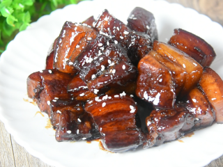 10、倒一瓶可乐进去，就能做一碗绝世红烧肉,撒上少许芝麻点缀