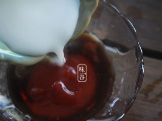 7、糖醋脆皮豆腐,倒入淀粉水；