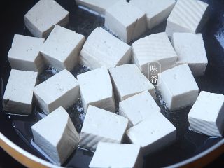 9、糖醋脆皮豆腐,锅内放入适量的油，稍微放多点，有热后把豆腐块放入锅内煎；