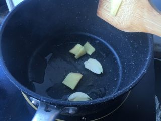 7、香菇栗子炖鸡,热后放入姜蒜煸炒