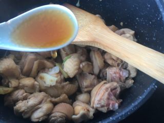 10、香菇栗子炖鸡,放入调味料