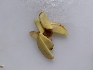 2、娃娃菜炖豆腐,生姜切片