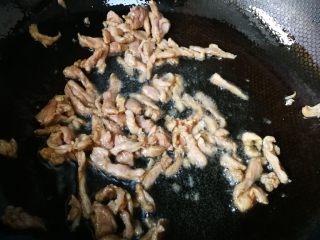 8、酸辣绿豆芽炒肉丝,中火偏大火些,快速把肉炒白,铲除备用。