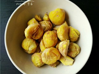 3、板栗烧鸡,煮好的板栗，不烫手的时候，立即剥掉板栗壳、板栗衣；