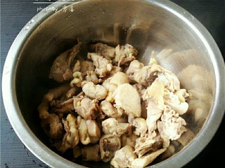 5、板栗烧鸡,焯水后的鸡肉，捞出，用流动清水冲洗干净；