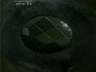 6、板栗烧鸡,锅里烧热，倒入适量植物油烧热；