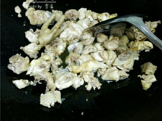 7、板栗烧鸡,放入鸡肉翻炒变色；