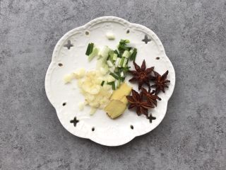 4、酱香鸡爪,提前准备好葱姜蒜、八角