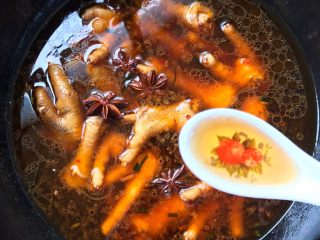13、酱香鸡爪,加热水没过鸡爪，加八角和半汤匙料酒去腥哦