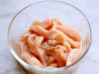 2、炸鸡柳,鸡胸切1厘米的细条