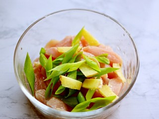 4、炸鸡柳,葱花姜片放入鸡柳中