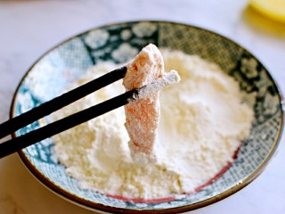 14、炸鸡柳,腌制好的鸡柳，裹一层面粉