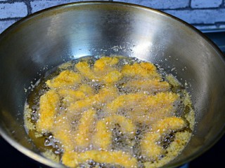 18、炸鸡柳,放入热油锅，中火炸熟