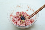 4、鲜肉韭菜锅贴,肉馅里加1汤匙清水,用筷子顺一个方向搅打均匀,再加入葱姜末、生抽、蚝油、白胡椒粉、料酒、芝麻油、味精, 用筷子顺一个方向搅拌均匀。