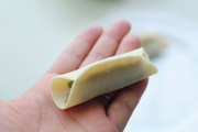 8、鲜肉韭菜锅贴,对折捏起,再捏紧两端,锅贴就做好了。