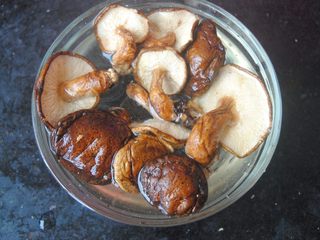 1、香菇莲藕炖排骨,香菇提前取出浸泡,去掉尾部的蒂