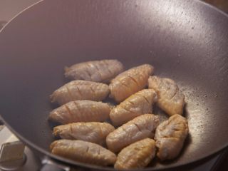 4、不炸不烤，告诉你什么才是完美的鸡翅做法,油热后，放入鸡翅，煎至两面金黄即可