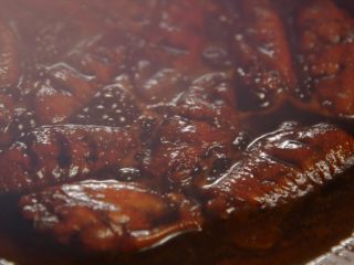 7、不炸不烤，告诉你什么才是完美的鸡翅做法,大火烧开后，小火慢炖，炖至汤汁粘稠就可以啦