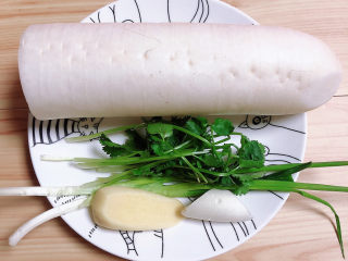 6、白萝卜羊肉汤,煮羊肉的同时，开始准备蔬菜，白萝卜、葱姜、香菜。