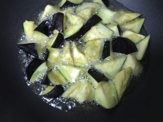 3、肉末烧茄子,锅内加适量的油烧热，放入腌好的茄子。