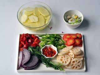 3、香辣干锅排骨, 利用煮排骨的时间，准备配菜和调料。