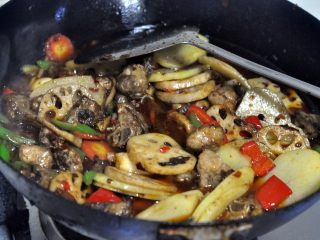 14、香辣干锅排骨,为了让排骨更好的进味，这时倒入一小碗水。