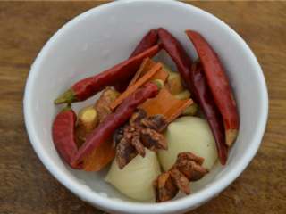 2、红烧肉,将煮好的五花肉捞出来，切成块。