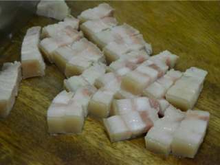 3、红烧肉,将干辣椒、生姜、八角、蒜头准备好。