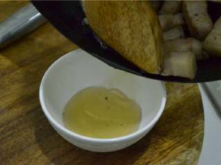 4、红烧肉,将多余的油脂倒出去。