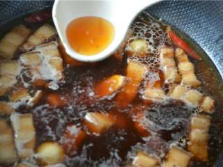 10、红烧肉,倒入料酒。