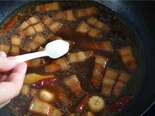 12、红烧肉,撒入食盐。