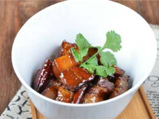 14、红烧肉,这样一份红烧肉就做好了。