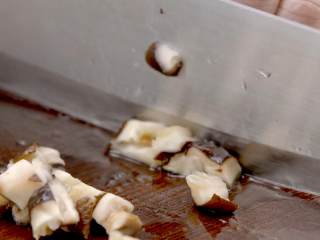 1、烧麦,香菇泡发后切丁