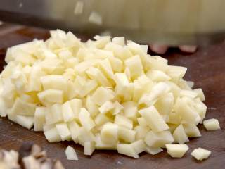 2、烧麦,笋汆水后切丁