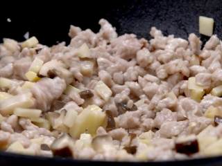 6、烧麦,加香菇、瘦肉翻炒