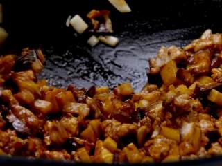 7、烧麦,加老抽、生抽翻炒