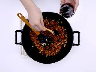 8、烧麦,加糖、蚝油炒匀