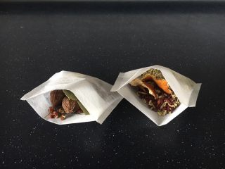2、卤水鸡块,把上图的10味调料放在小料包里